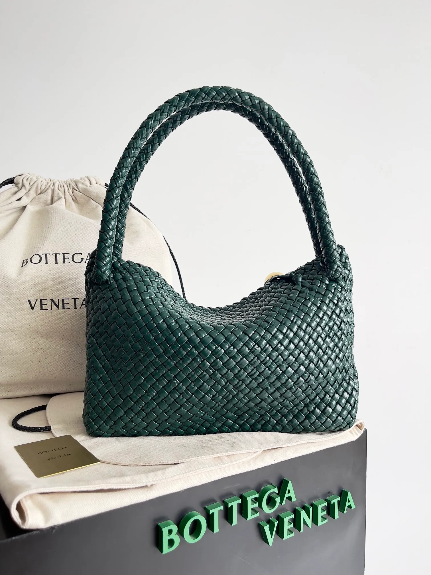 Batch 5760 BV collectible small woven handbags are really YYDS!! Bottega Veneta’s most classic small woven handbags are back! ! We use the highest quality leather with the highest craftsmanship❤️ to create the most expensive works. We have created the original Intrecciato leather weaving process❤️ This unique traditional exclusive leather weaving method has not only become our logo but also reflects the time-consuming and labor-intensive craftsmanship of our products❤️ The new TOSCA handbag must be a selection worth collecting🆕⚠️⚠️Babies, malachite can be sold separately and can be assembled by yourself Style number: 716974 Size: 27*9*18cm
